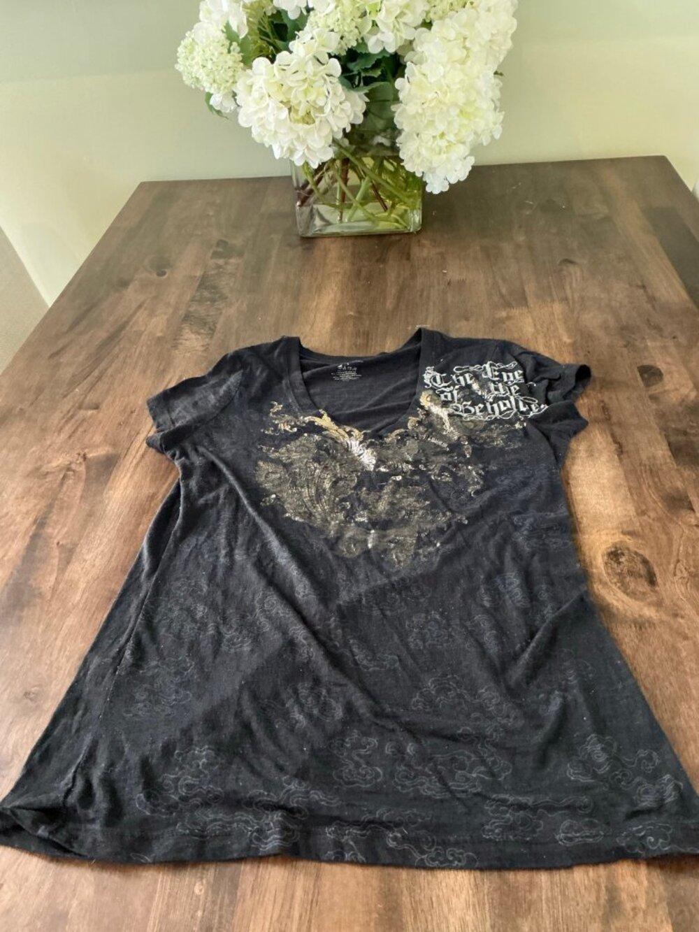 Express Black Graphic V-Neck Tee Size S Eye of the Beholder